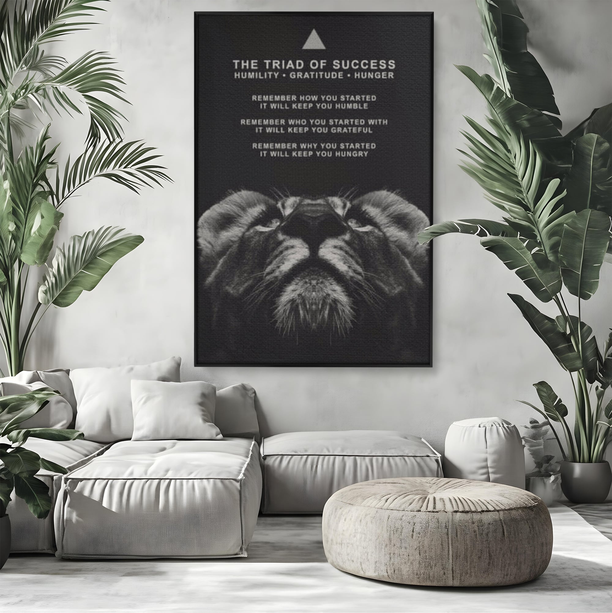 Tablou canvas cu tablou motivational cu cap de leu, in rama de aluminiu negru, pe perete intr-un living